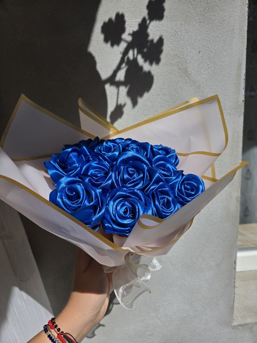 Vând buchet de trandafiri realizați din satin
