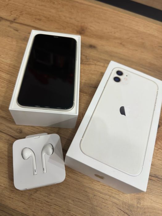 iPhone 11 + слушалки и 9 кейса