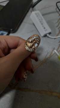 Золотое кольцо 585 пробы качество идеальное золото не ношенное