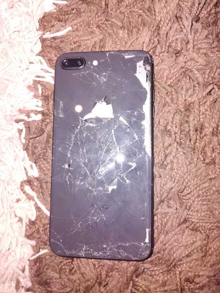 Vând iph x display nou nu se mai aprinde, și un iph 8+softat, 500lei!!