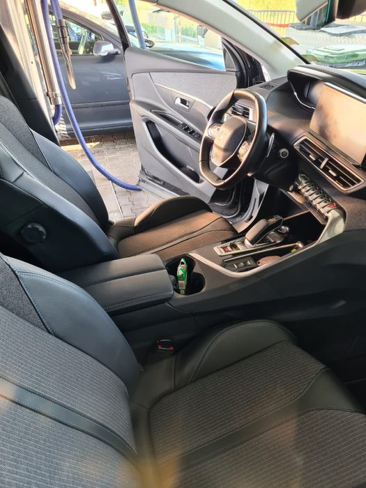 Peugeout 3008 hybrid 225 e-EAT8