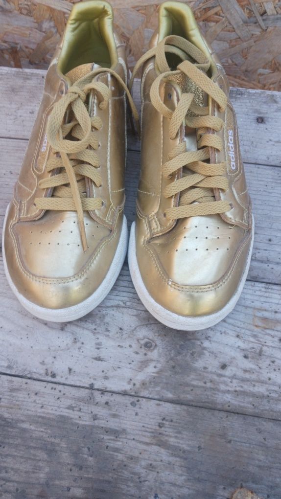 Adidasi Incaltaminte dama femei vând 4 perechi de sneakers brand