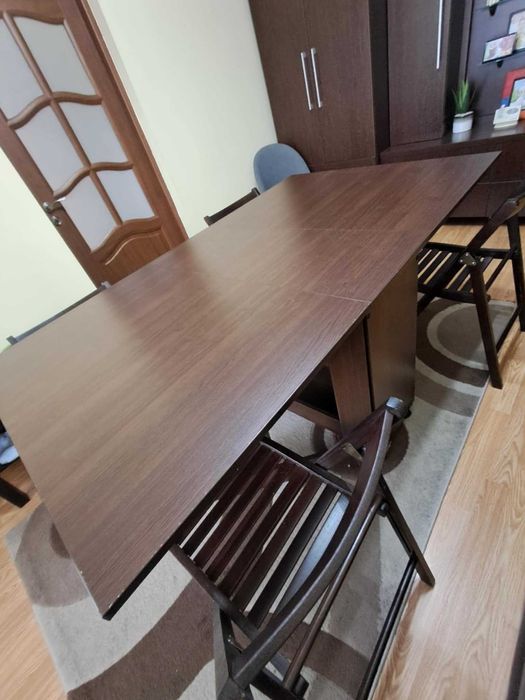 Vând masă rabatabilă cu 4 scaune incluse