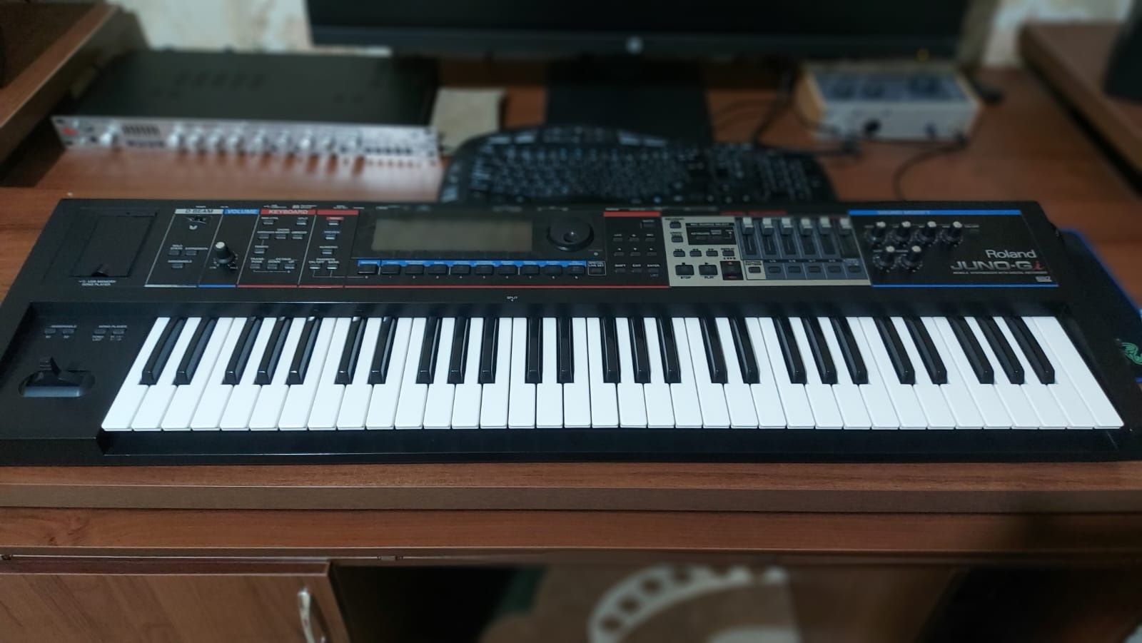 Синтезатор ROLAND juno gi