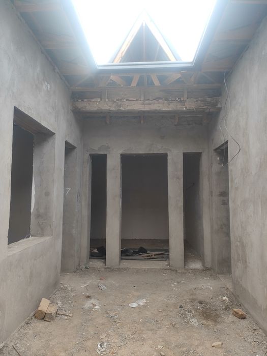 Uy sotiladi Kerpichnida karobka holatda hovli sotiladi:
Narxi: 35000$