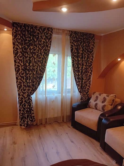 Închiriez garsoniera  1100 lei