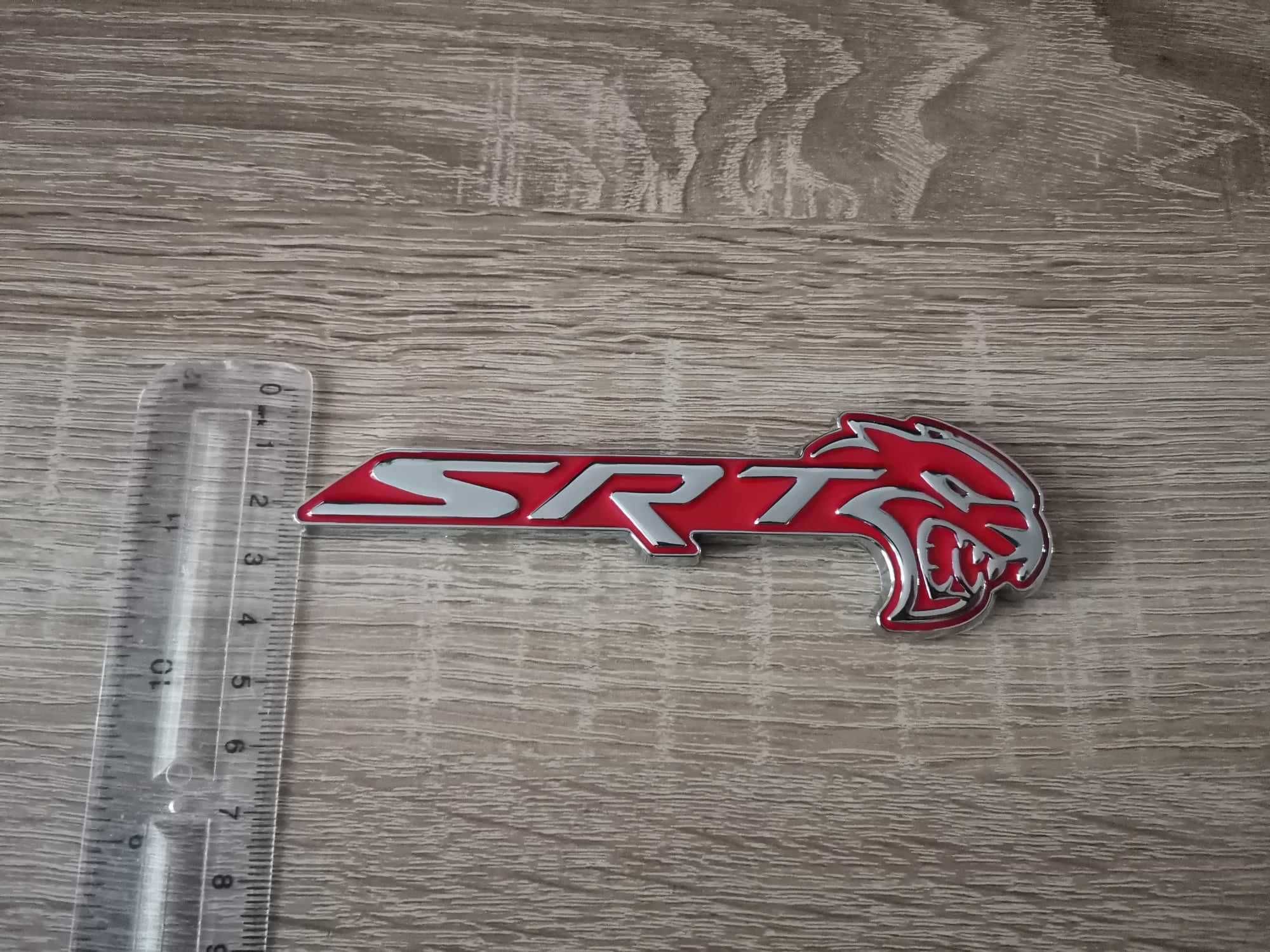 SRT Hellcat сребристо с червено емблема дясна