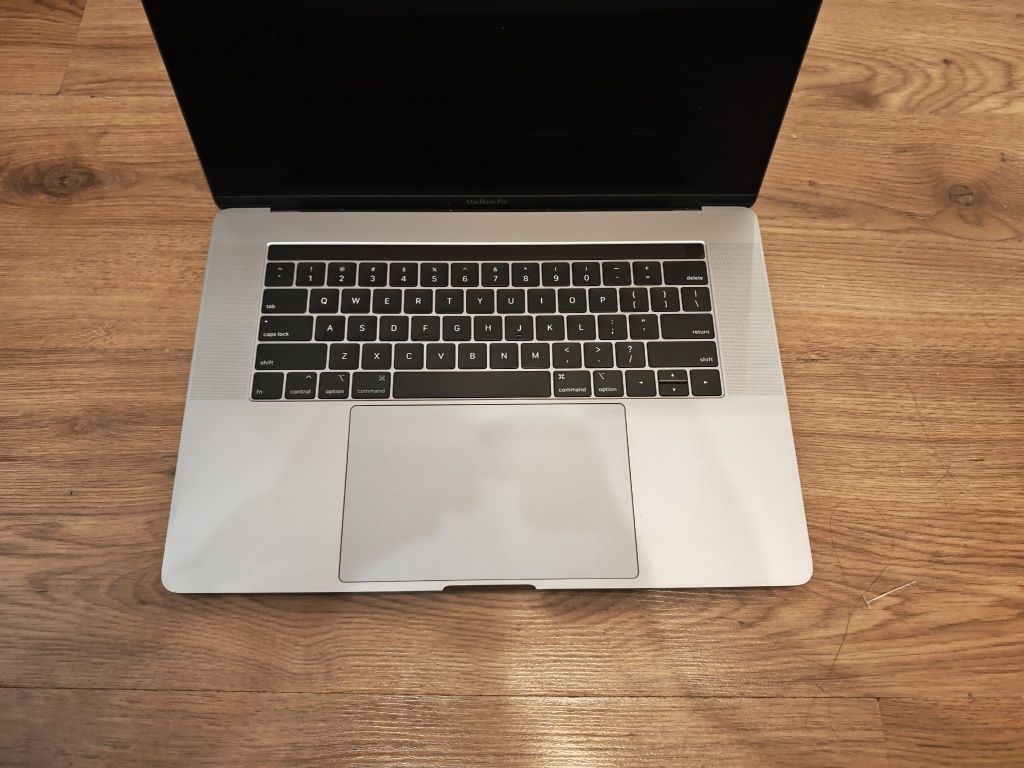 Macbook Pro 15" 32 GB RAM 1TB SSD Touchbar
