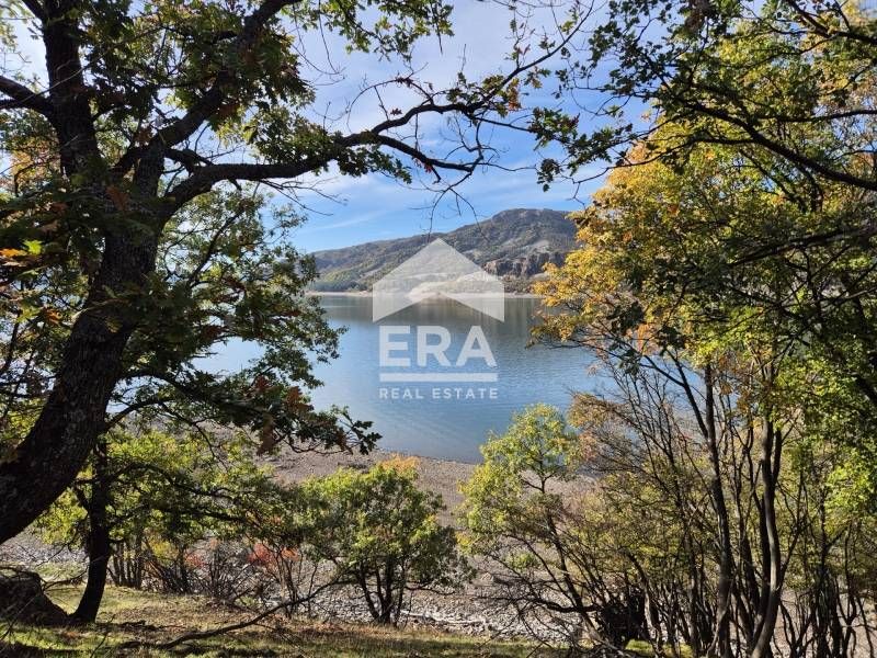 Уникален парцел на брега на язовир Студен кладенец