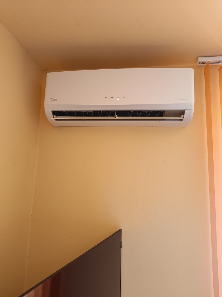 Продавам работещ климатик Midea 12 btu