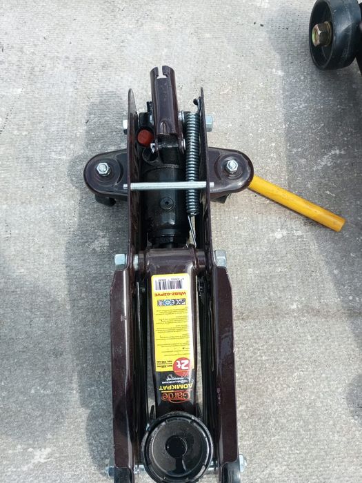 Domkrat (2t, 3t, 2.5t, 10t)