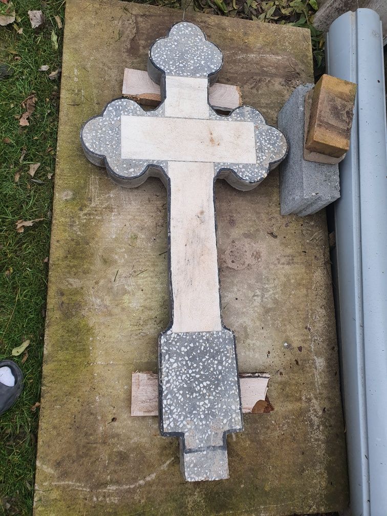 Cruce noua nescrisa cu suport din beton armat