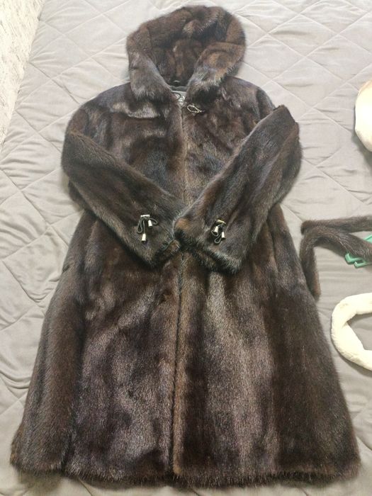 Продам две шубы норковая и бобрик воротник норкак