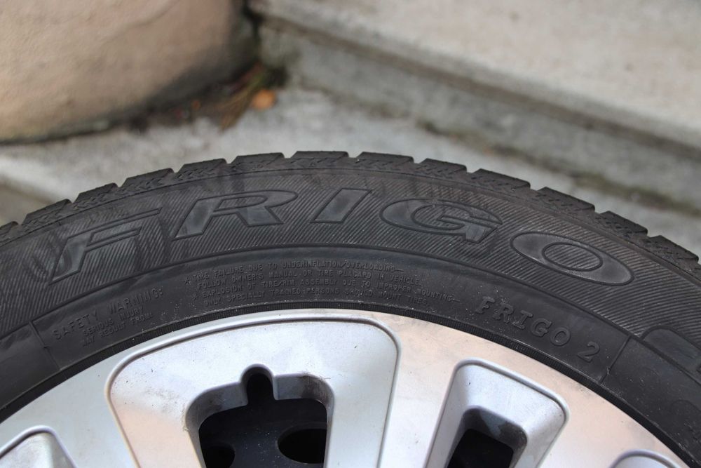 Vand 4 ANVELOPE + jenti + capace pentru Renault Megane 2007