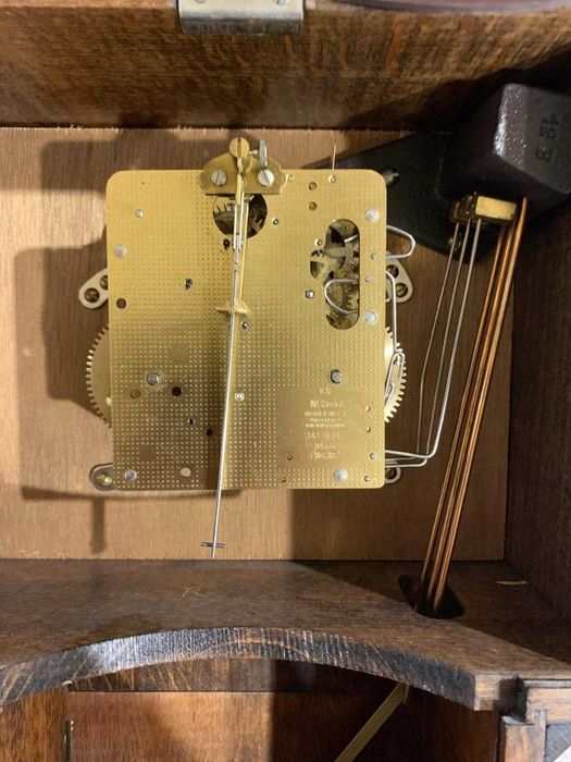 Ceas de perete cu pendul.