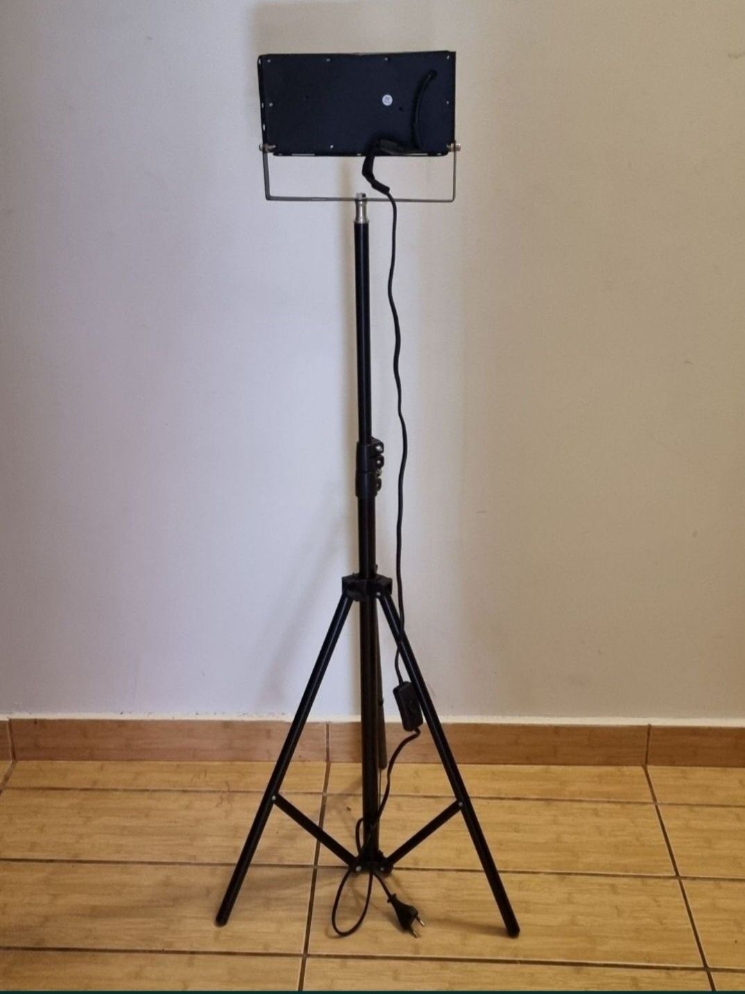 Set iluminat cu reflector led + trepied - 220v-100w