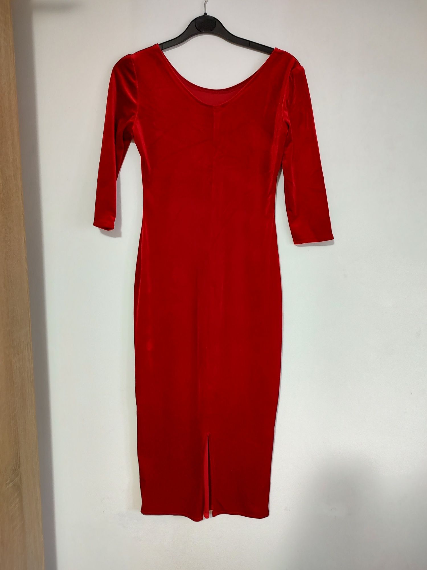 Rochie roșie de catifea