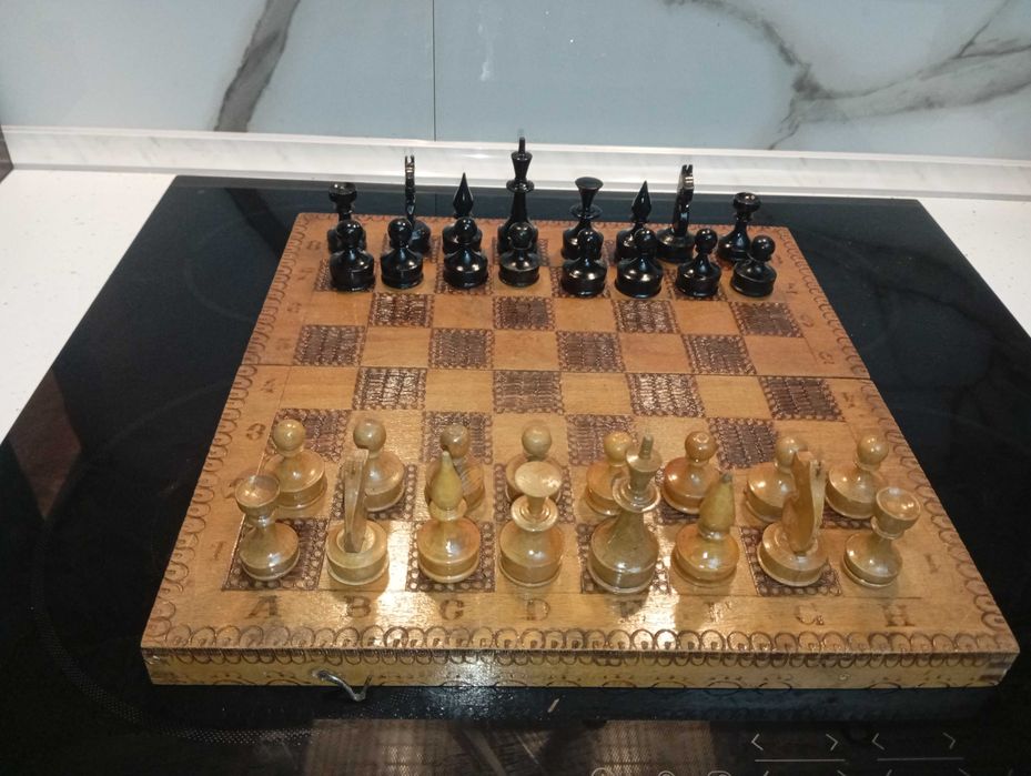 Шах с дървени фигури