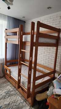 Продам двухярусную кровать из массива дерева с матрасами