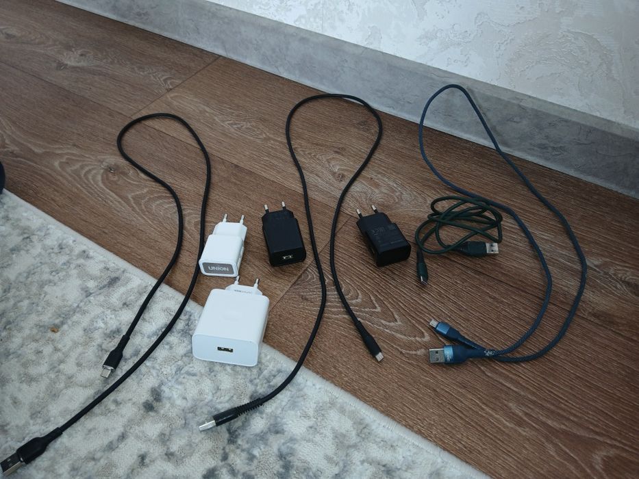 Заряд ки адаптер и шнурки за все 3тысяя