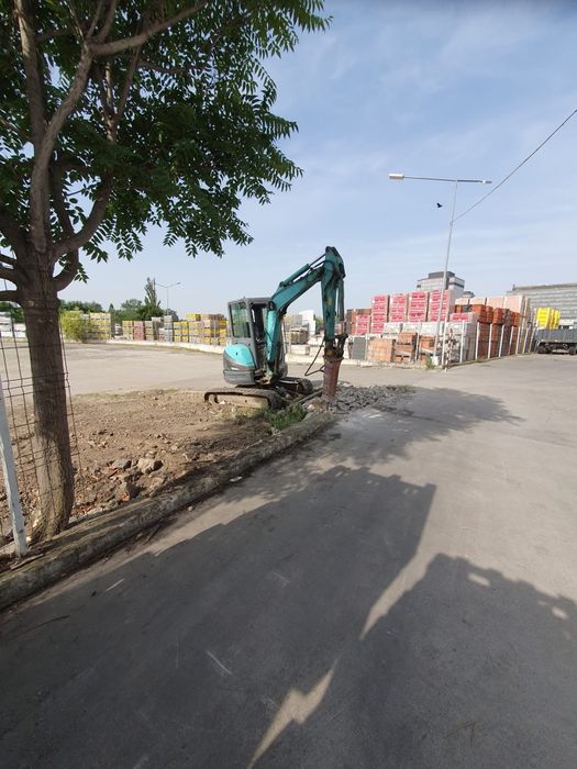 Închiriez miniexcavator cu picon