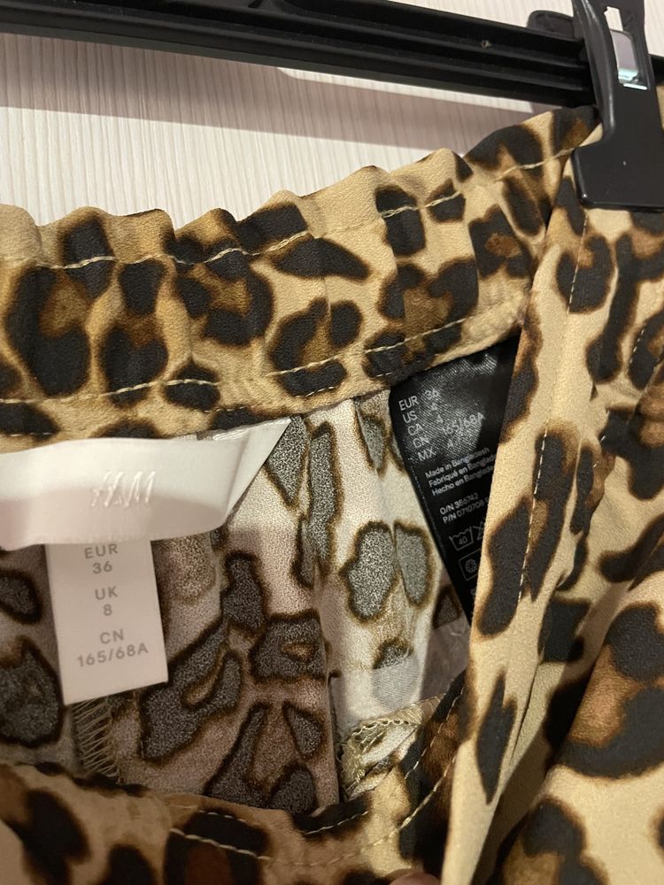 Pantaloni cu leopard print H&M