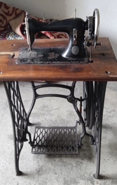 Vând mașina de cusut Singer