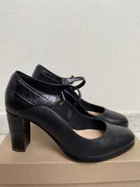 Елегантни черни дамски обувки Clarks
