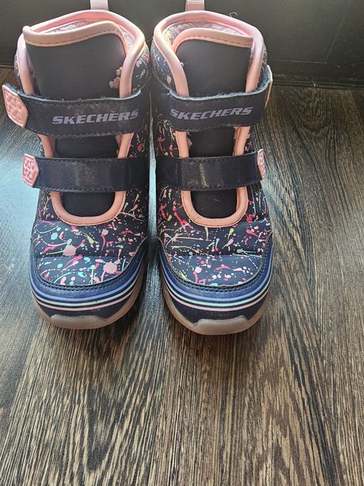 Skechers светещи