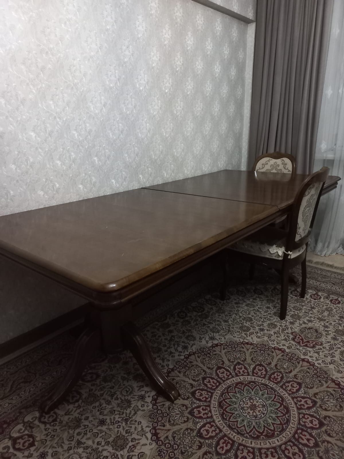 Стол для гостей в отличном состоянии