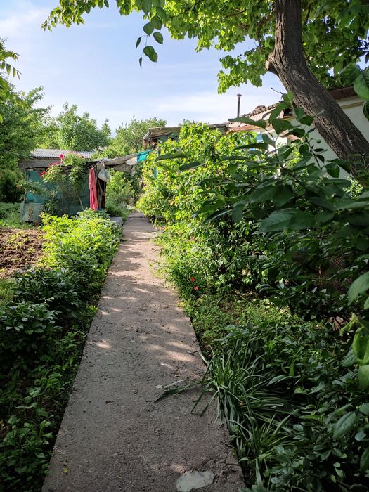 Уй участкаси билан сотилади.