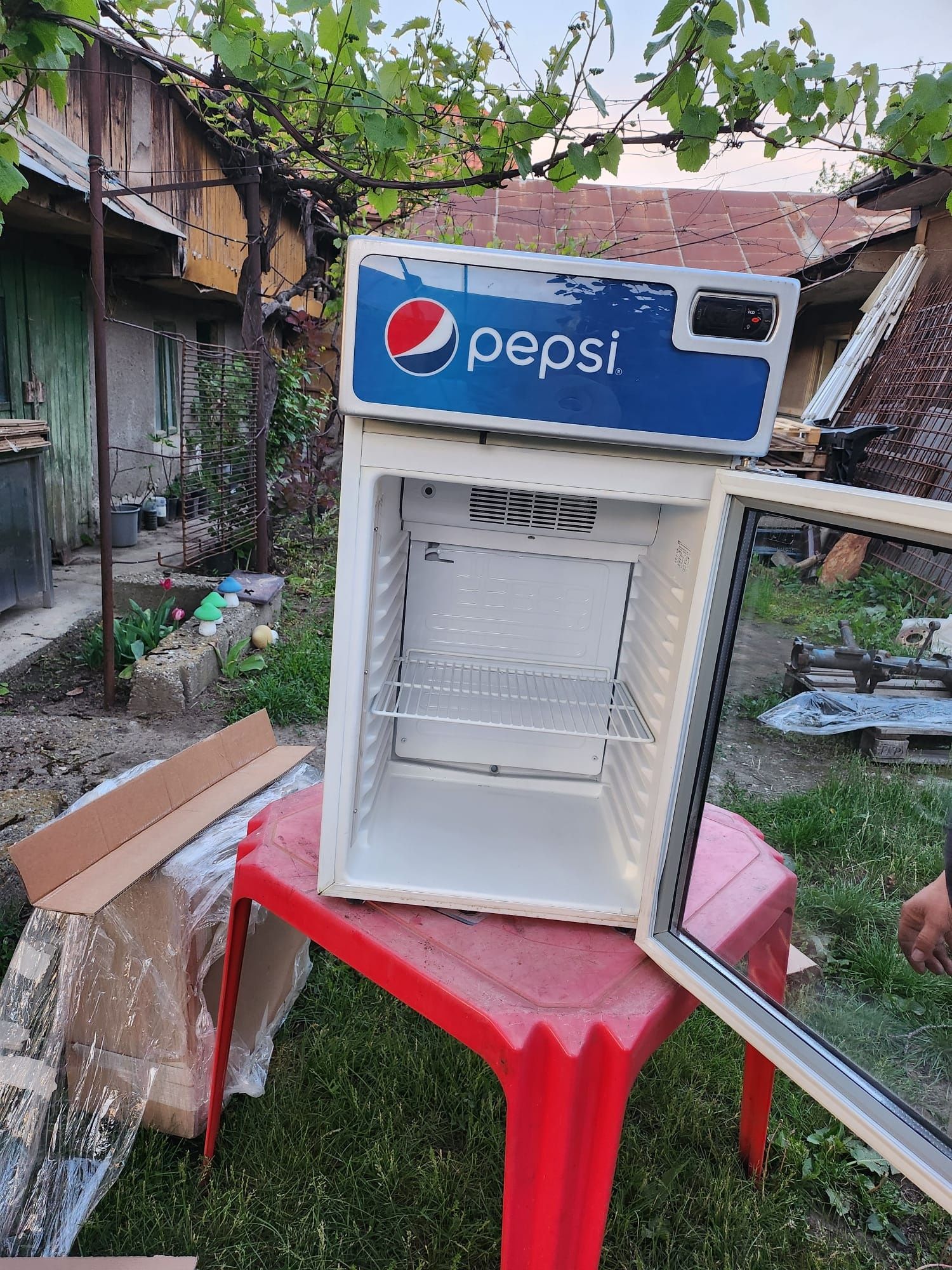 Vând mini frigider Pepsi