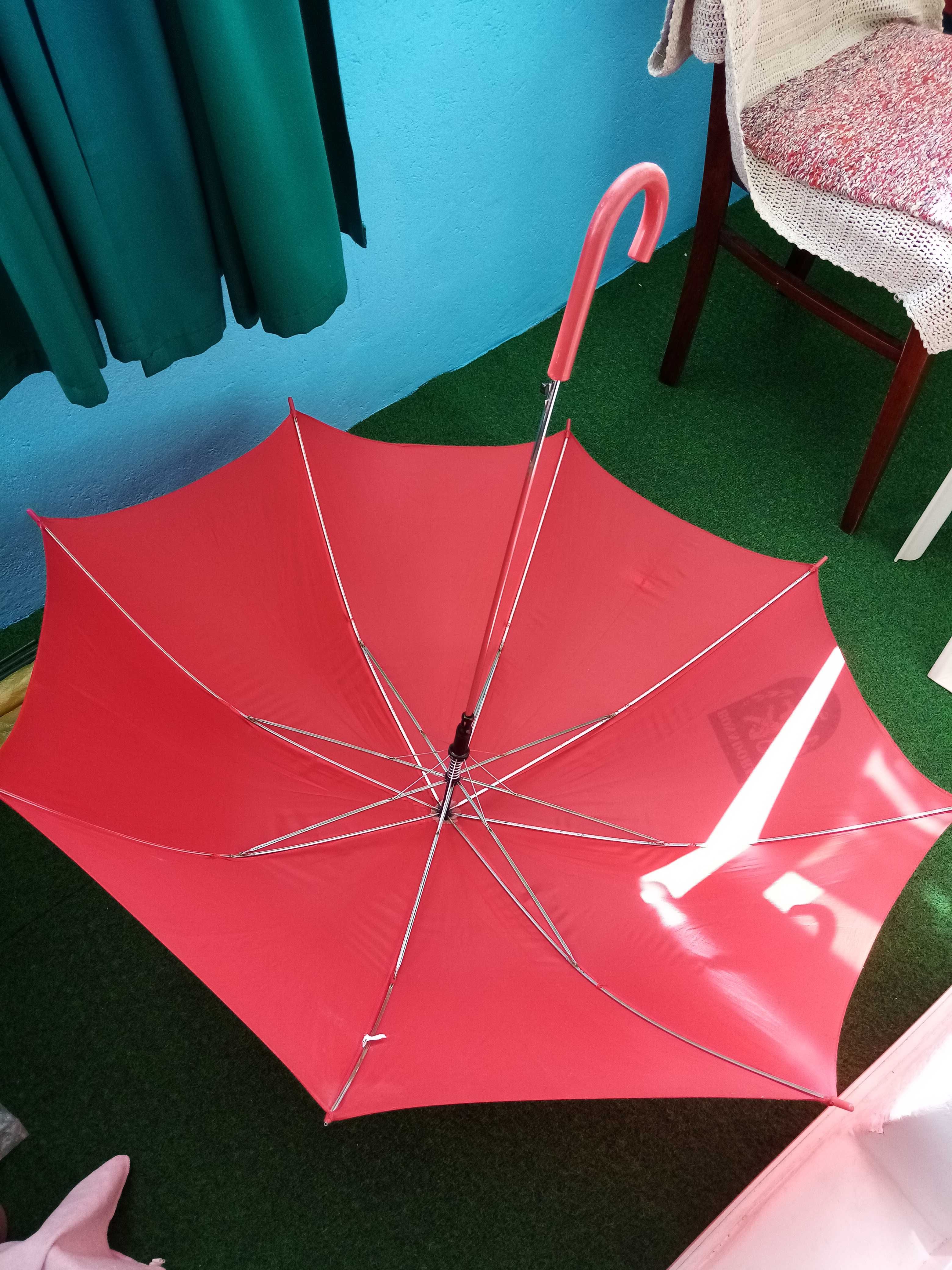 Vand umbrela de ploaie pentru barbati, culoare rosie