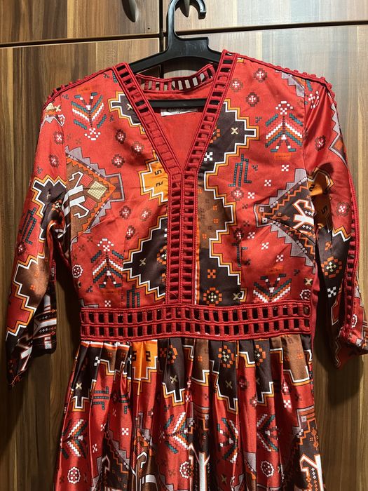 Дълга дамска рокля с мотиви