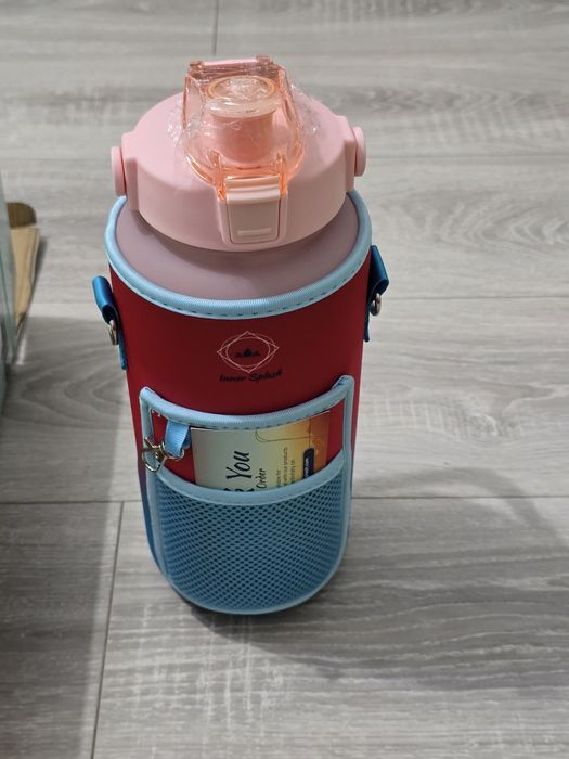 Sticlă de apă Inner Splash 2L cu pai gradat și husă – roz, roșu, albas