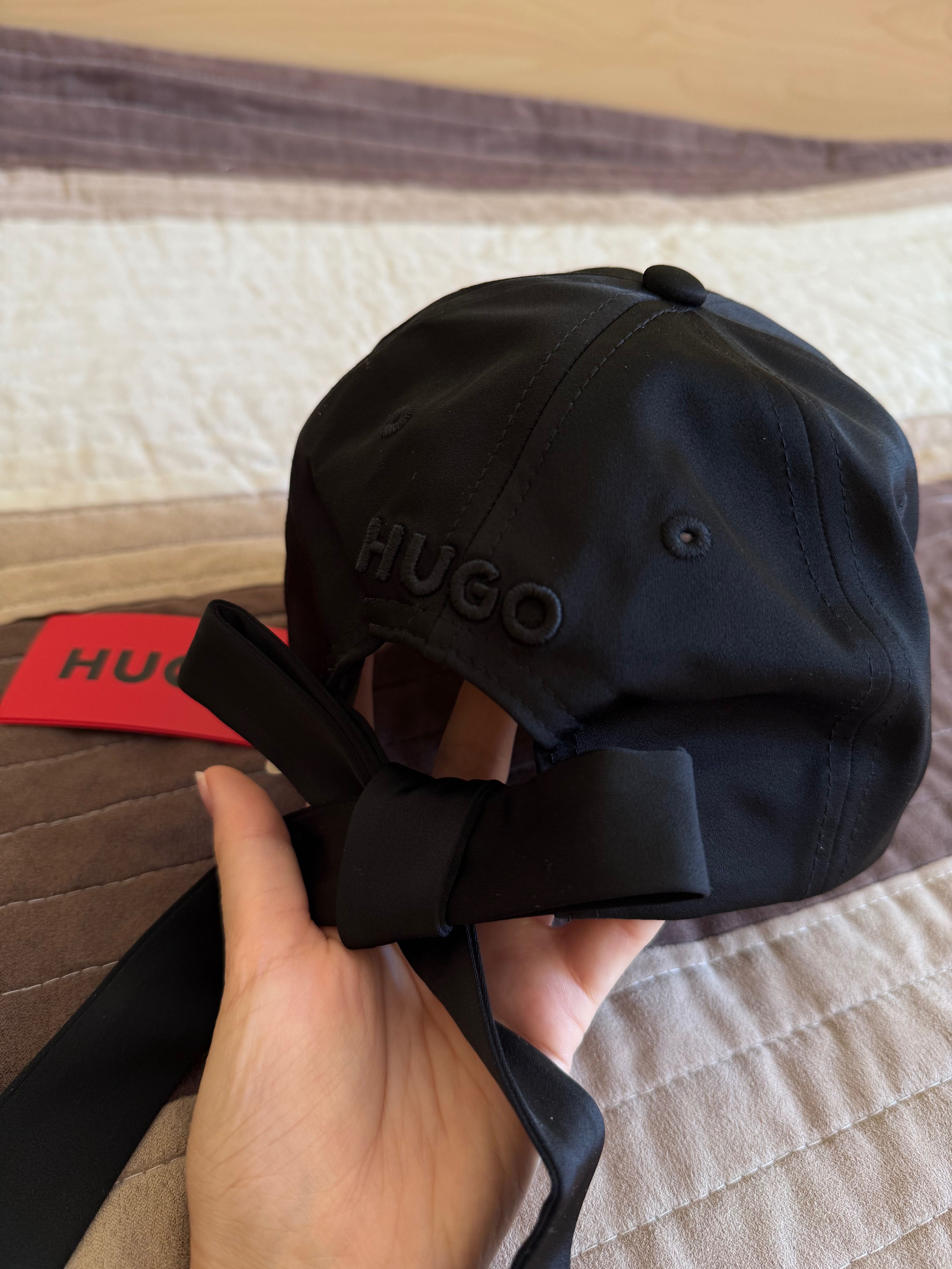 Шапка с козирка Hugo