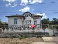Къща с двор в с. Кесарево