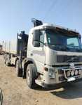**De vânzare camion basculabil cu macara Volvo FM12 8x4**