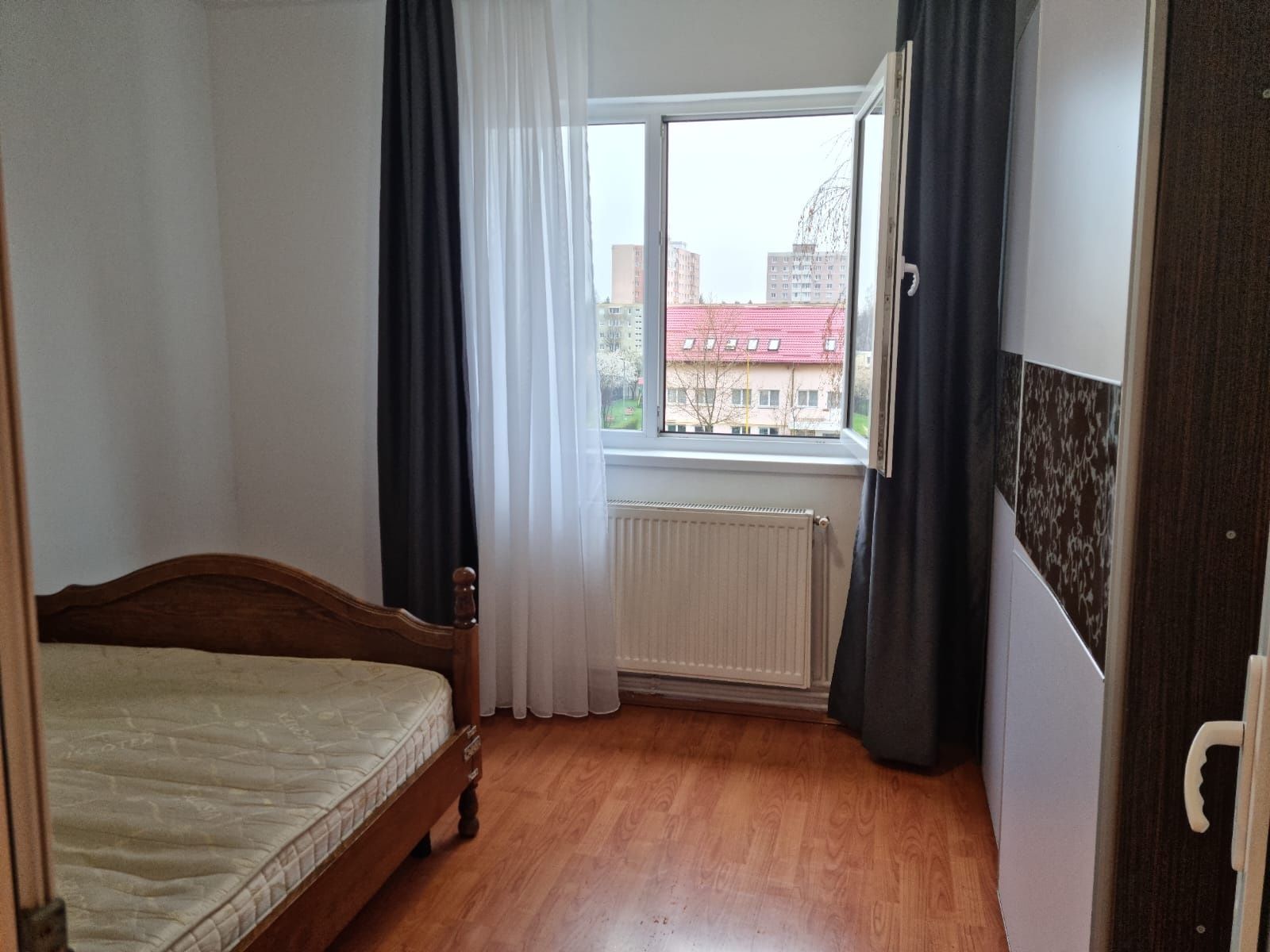 Proprietar vand Apartament 3 camere, semidecomandat, mobilat, utilat