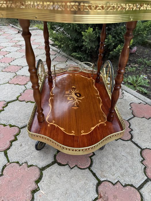 Gheridon deosebit din lemn cu intarsii si elemente alama