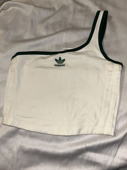 Продавам оригинално спортно горнище на Adidas.