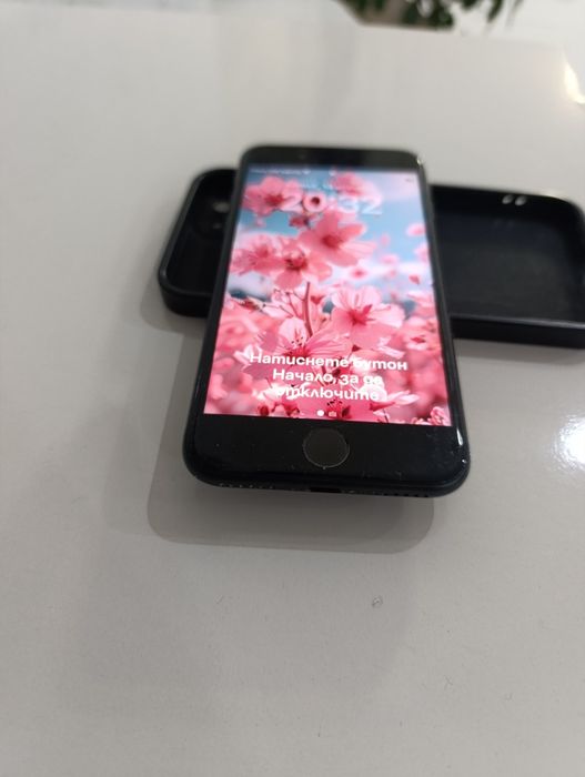 iPhone SE 2020, 64GB
Телефонът е в отлично състояние – работи безупр