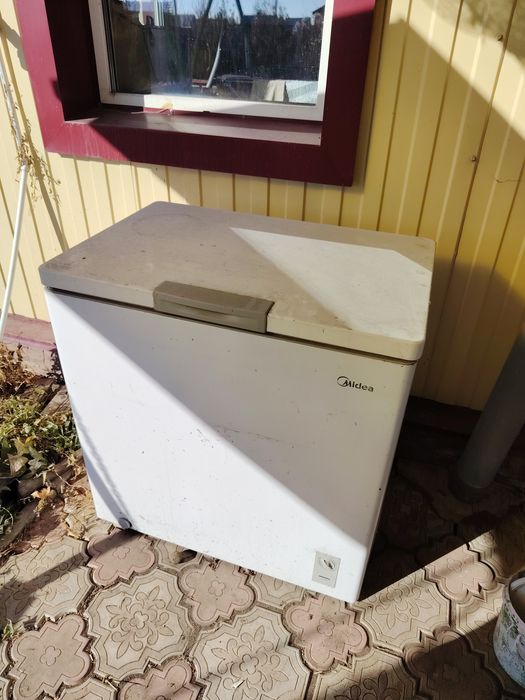 Продам морозильник Midea