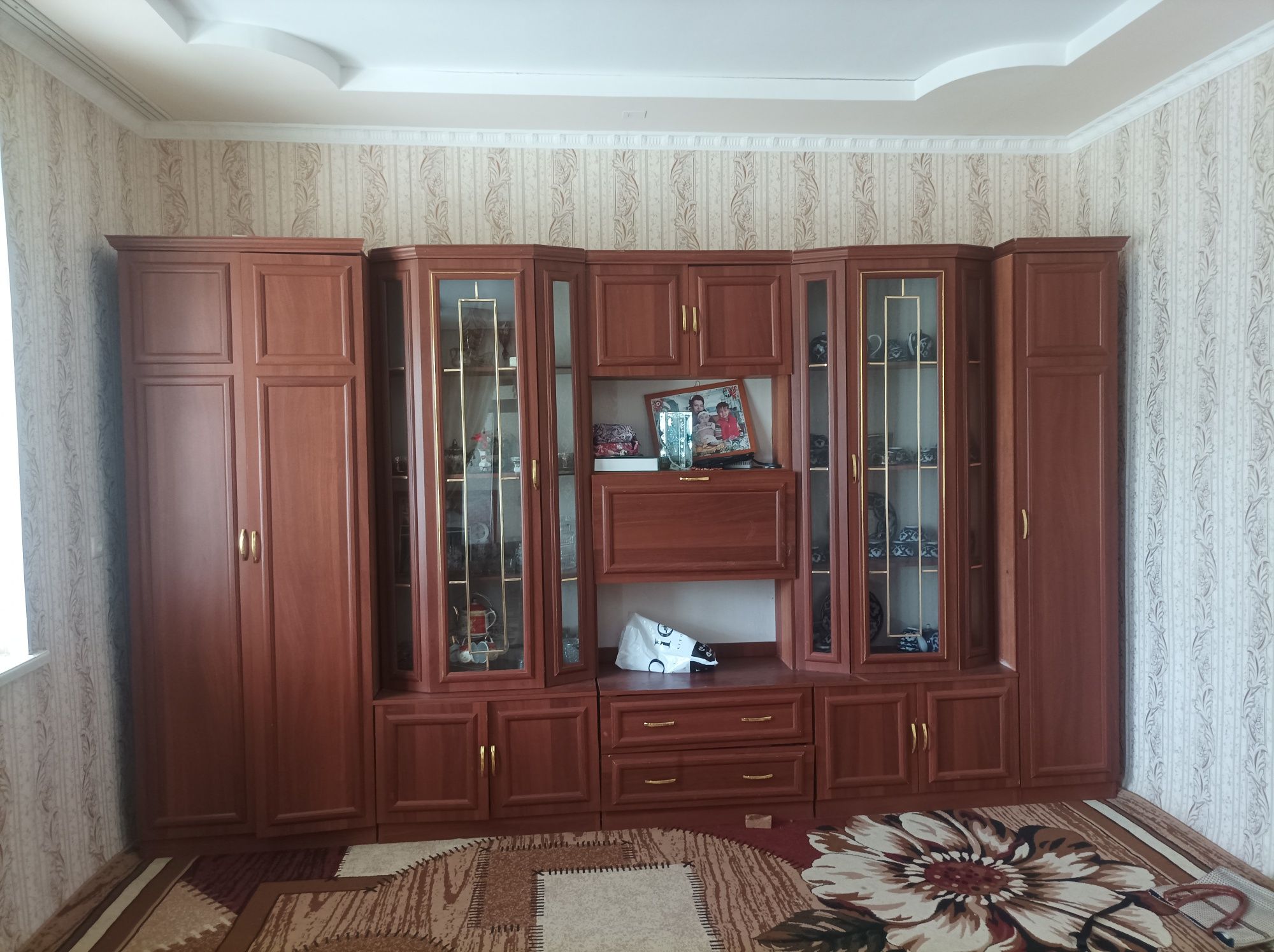 Мебель стенка шкаф ширина 4,50м высота  2,70м