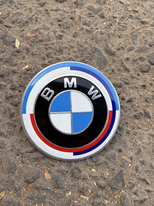 Продаю Эмблему на багажник BMW