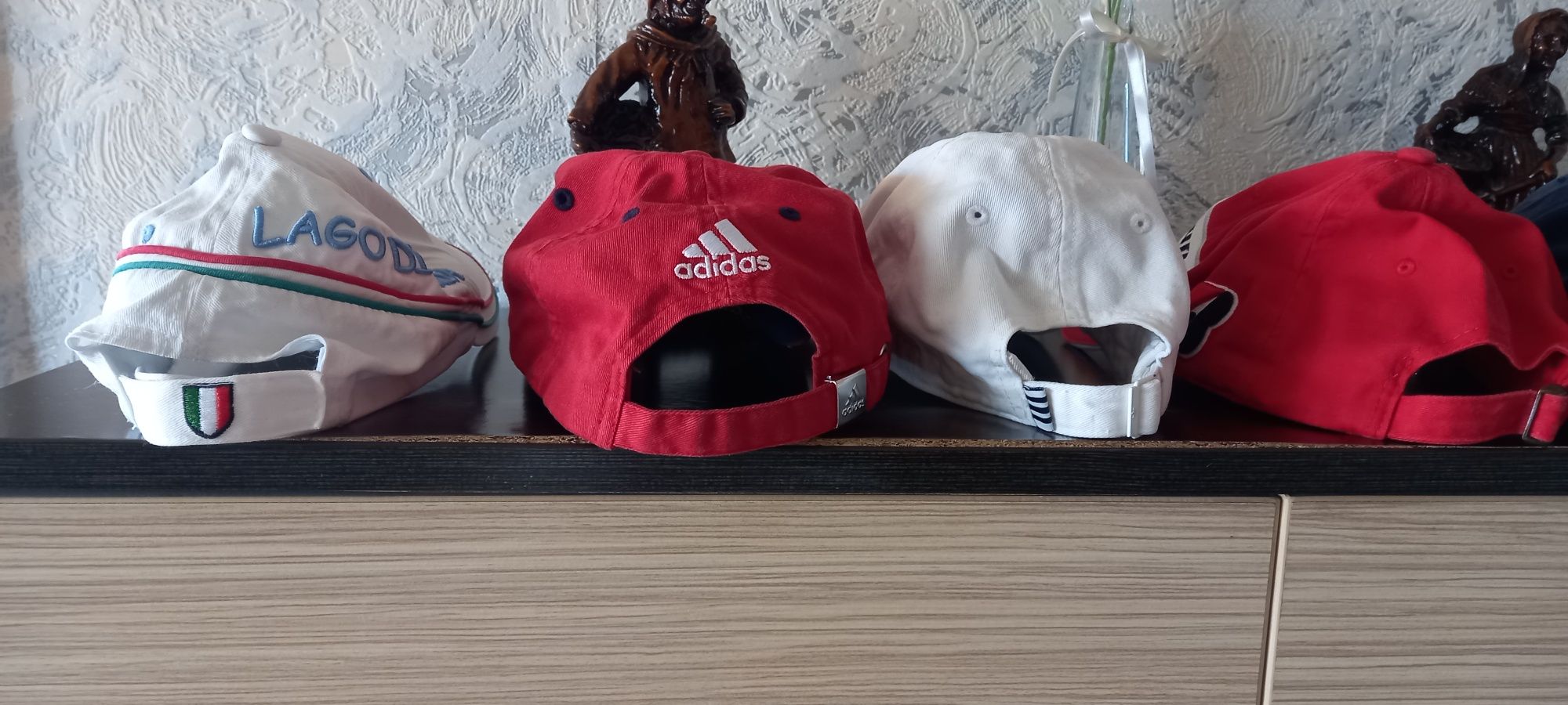 Оригинални бейзболни шапки за ежедневие и спорт. В много добро сьстоян