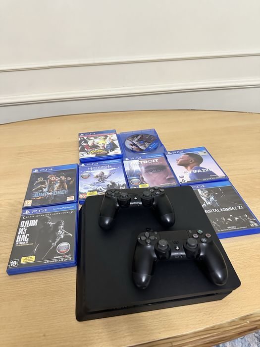 Продается PlayStation 4 с джойстиками и играми в подарок