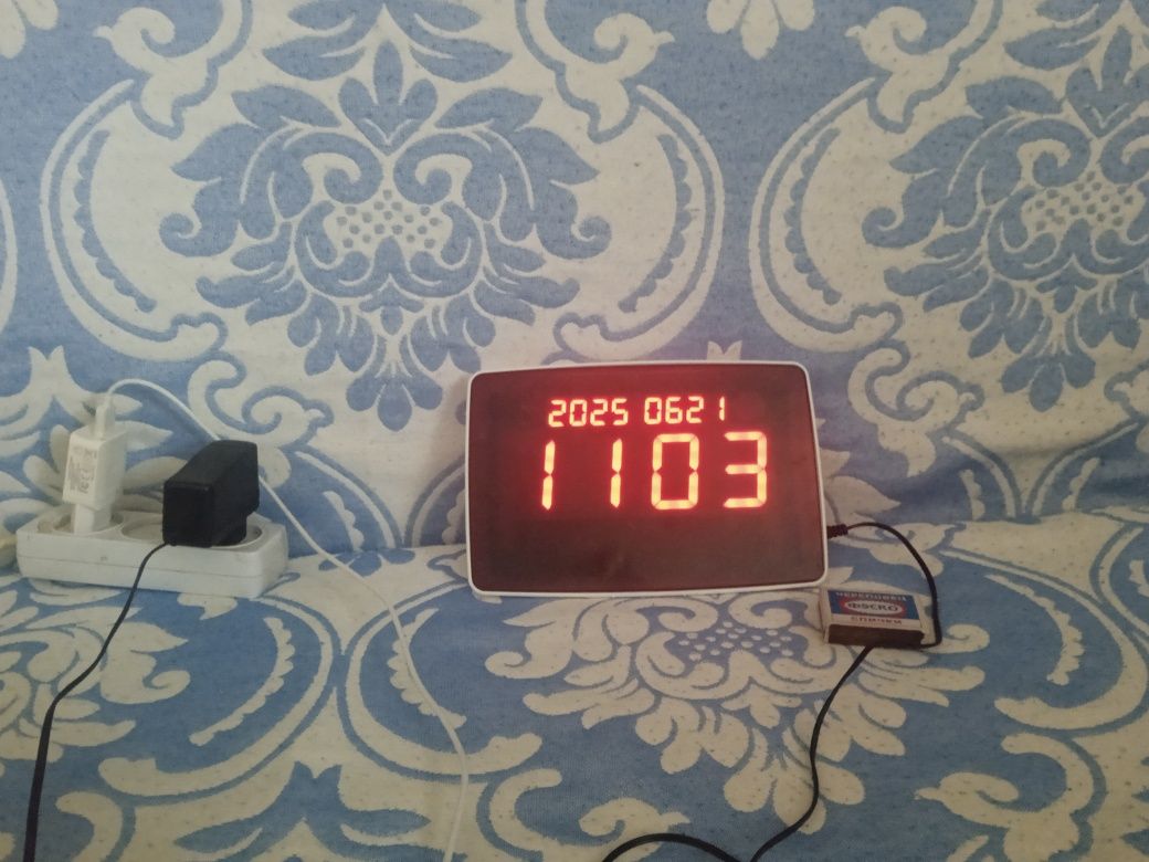 Продам электронные часы настольные