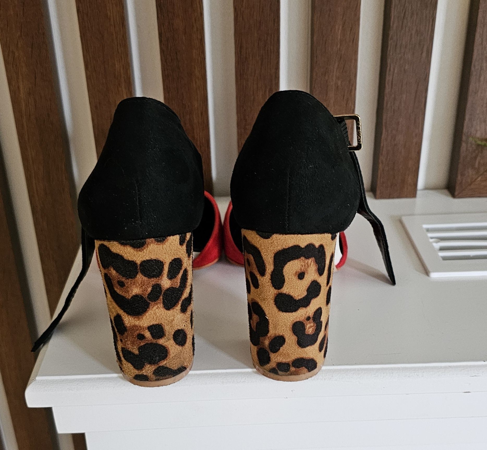 Pantofi rosi cu animal print