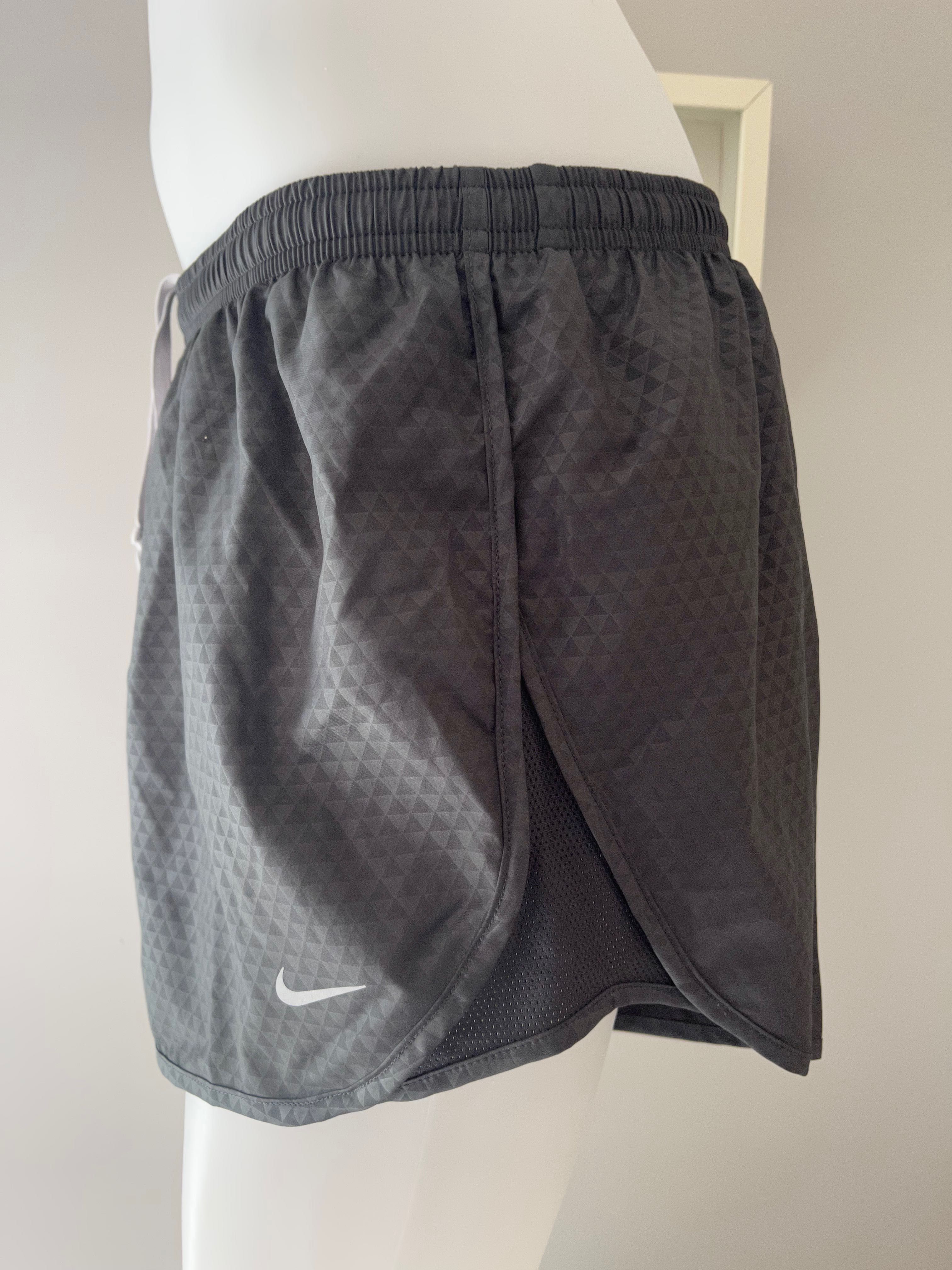 Къси дамски панталонки NIKE Modern Tempo Embossed Running Shorts